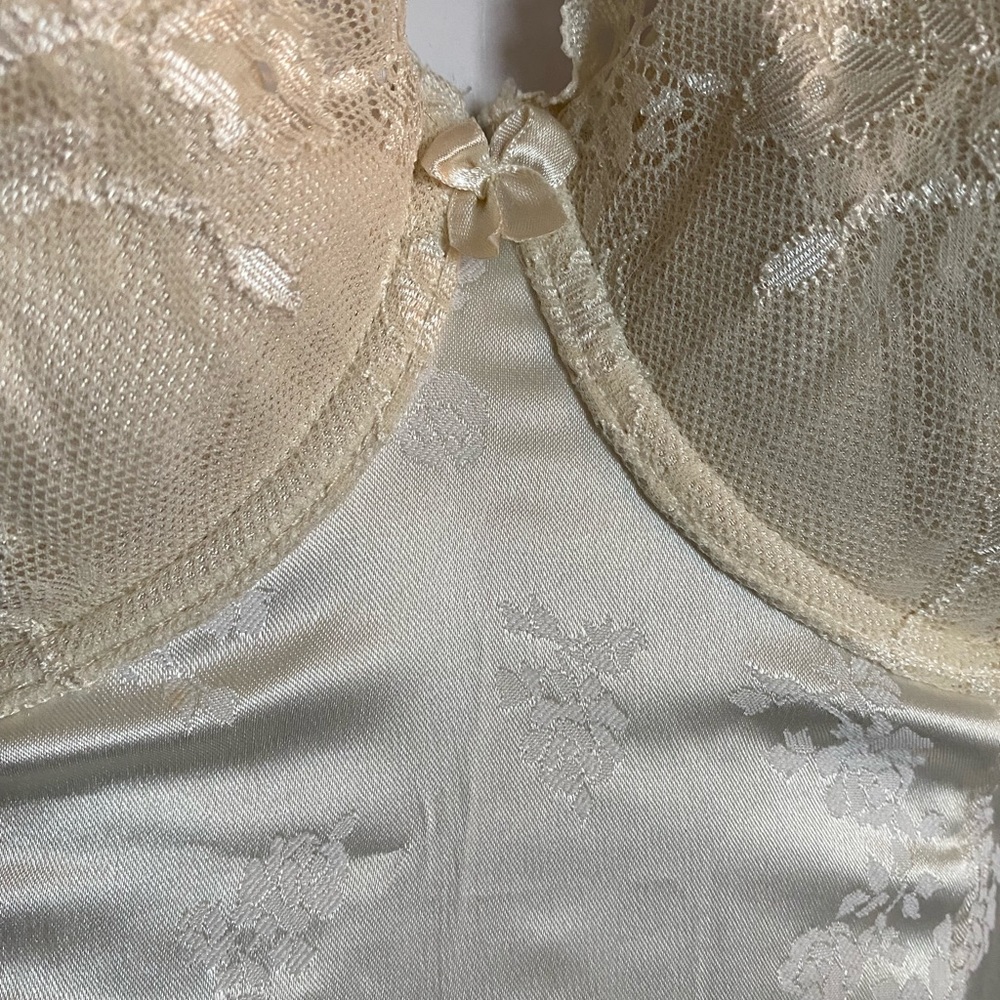 Sold. 36B corset ivory - Picture 5 of 12